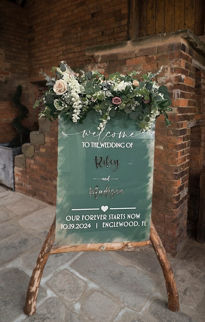 Welcome sign on an easel with florals